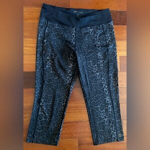 Betsey Johnson Performance Gray Leopard Print Capri Leggings Sz XL
